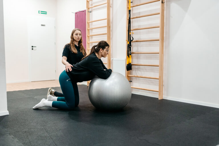 Rehabilitacja po cesarskim cięciu w Łodzi – kiedy warto rozpocząć terapię po porodzie?